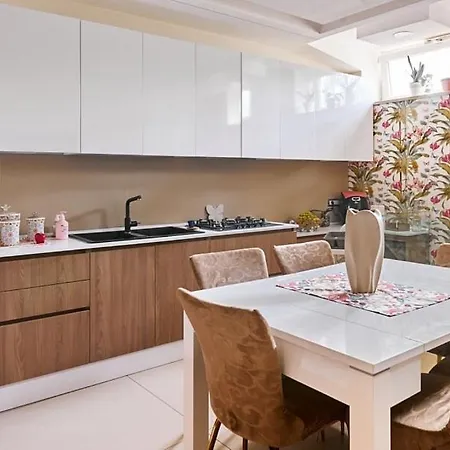 לינה וארוחת בוקר Nadia 3*